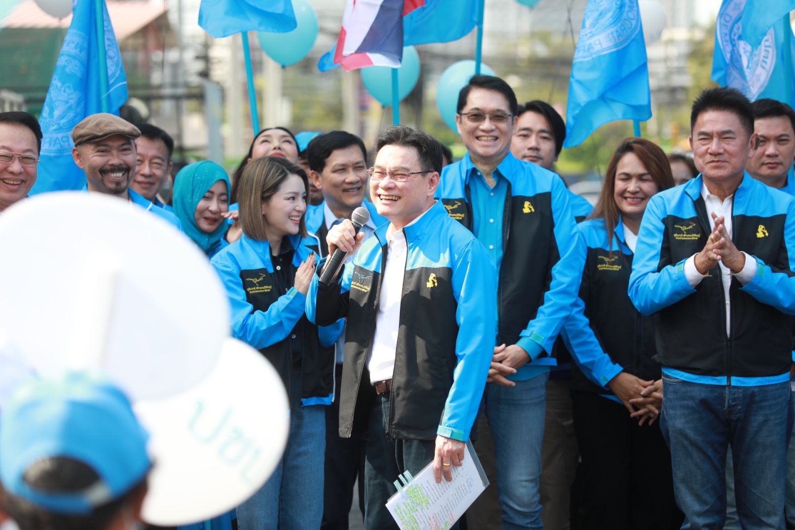 ปชป. เปิดศูนย์เลือกตั้งเขตหลักสี่ ชู "ผู้การแต้ม" 